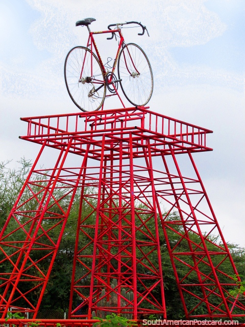 Monumento de bicicleta na ligação de mercado de arte em Quibor. (480x640px). Venezuela, América do Sul.