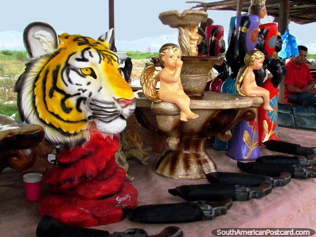 Cabeza de leones, 2 ngeles y un hombre en el mercado de artes y oficios de Quibor. (640x480px). Venezuela, Sudamerica.