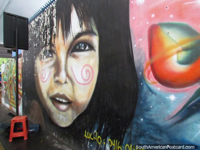 Pintura mural de una segunda nia joven con pelo negro azabache en estacin de autobuses de Barquisimeto. (640x480px). Venezuela, Sudamerica.
