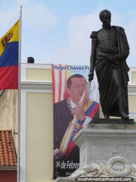 Estatua de Simon Bolivar, cartel de Hugo Chavez y bandera en Ciudad Bolivar. (480x640px). Venezuela, Sudamerica.