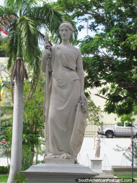 Nueva Granada, estátua branca de uma mulher em Praça Bolivar em Cidade Bolivar. (480x640px). Venezuela, América do Sul.