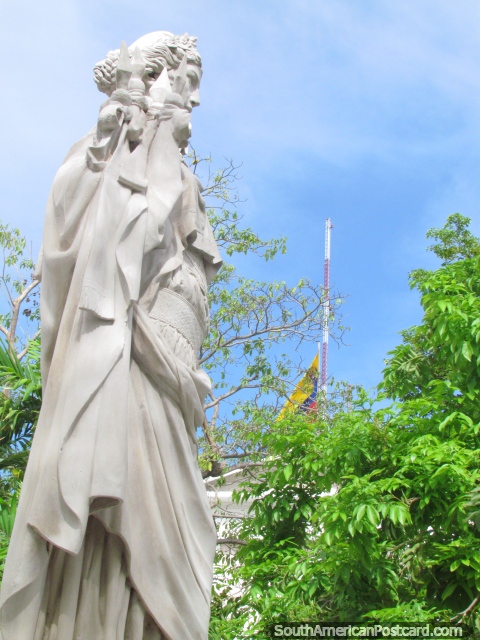 Estatua blanca y árboles en Plaza Bolivar en Ciudad Bolivar. (480x640px). Venezuela, Sudamerica.