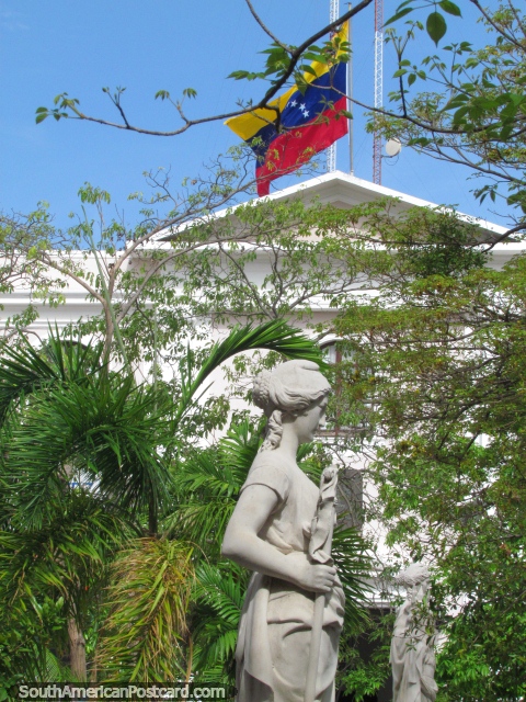 Praa Bolivar com rodeio de edifcios importante, Cidade Bolivar. (480x640px). Venezuela, Amrica do Sul.