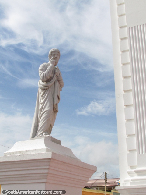 Santo Tomas estatua blanca al lado de la catedral en Ciudad Bolivar. (480x640px). Venezuela, Sudamerica.