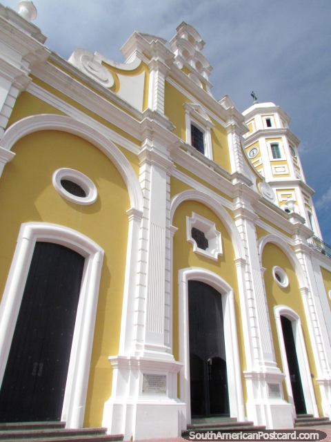 A fachada dianteira da catedral em Cidade Bolivar. (480x640px). Venezuela, América do Sul.