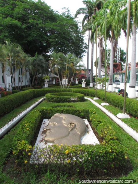 Jardins bonitos no Palácio Legislativo em Cidade Bolivar. (480x640px). Venezuela, América do Sul.