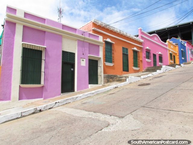 Casas purpúreas, cor-de-laranja, rosa e azuis em Cidade Bolivar. (640x480px). Venezuela, América do Sul.