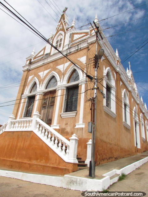 Velha igreja impressionante com muitos arcos em Cidade Bolivar. (480x640px). Venezuela, América do Sul.