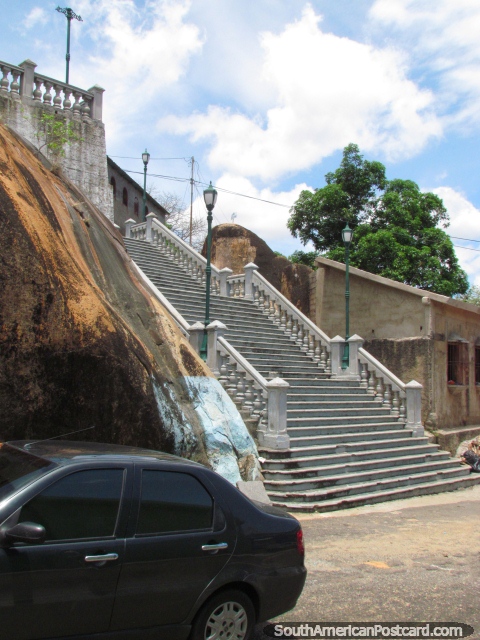 La escalera construida encima de una roca enorme en el Ciudad Bolivar central. (480x640px). Venezuela, Sudamerica.