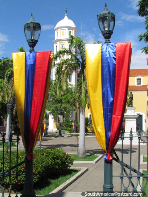 Una de las entradas a Plaza Bolivar en Ciudad Bolivar. (480x640px). Venezuela, Sudamerica.