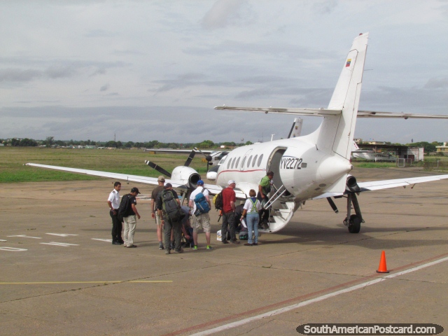 La gente que aloja un 19 avión seater dejando Ciudad Bolivar para Canaima. (640x480px). Venezuela, Sudamerica.