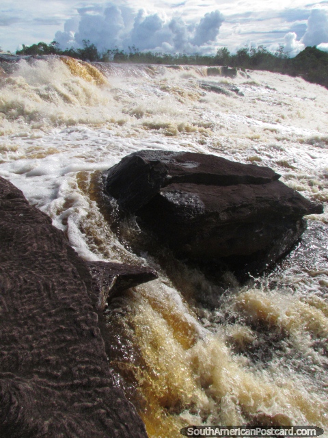 Tanta água que se move tão rápido para cachoeira de Salto El Sapo em Canaima. (480x640px). Venezuela, América do Sul.