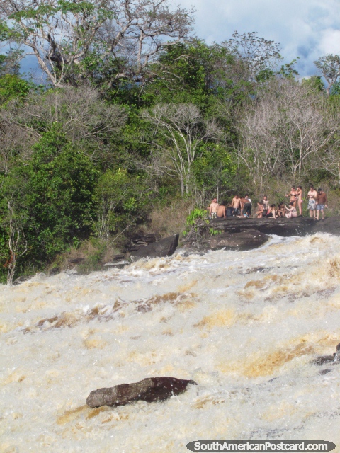 Un grupo al otro lado del Salto El Sapo donde habíamos sido antes, Canaima. (480x640px). Venezuela, Sudamerica.