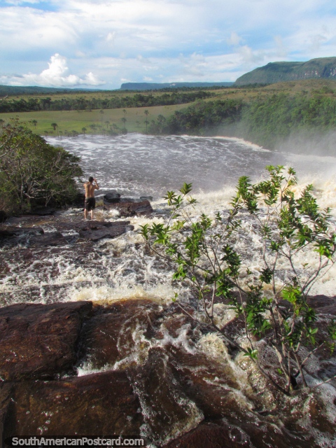 Consiga sus pies mojados y póngase cerca de la cascada del Salto El Sapo asombrosa en Canaima. (480x640px). Venezuela, Sudamerica.