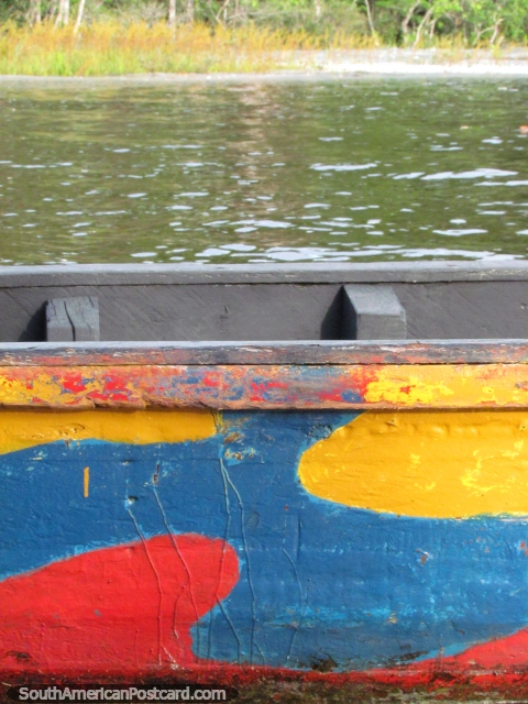 Uma canoa de rio de cores venezuelanas de amarelo, vermelho e azul em Canaima. (480x640px). Venezuela, América do Sul.