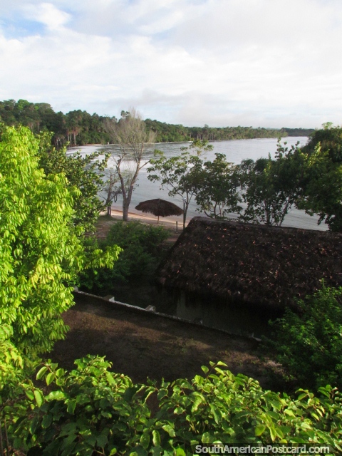 Hay algunos alojamientos agradables alrededor de la Laguna Canaima. (480x640px). Venezuela, Sudamerica.