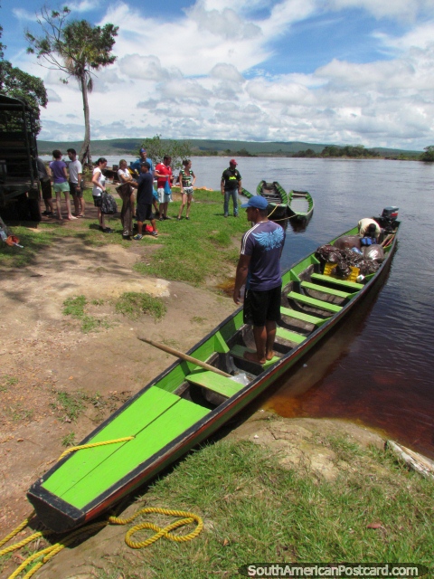 La carga de la canoa del ro y la preparacin para el viaje de 4 horas en el alto a Salto ngel. (480x640px). Venezuela, Sudamerica.