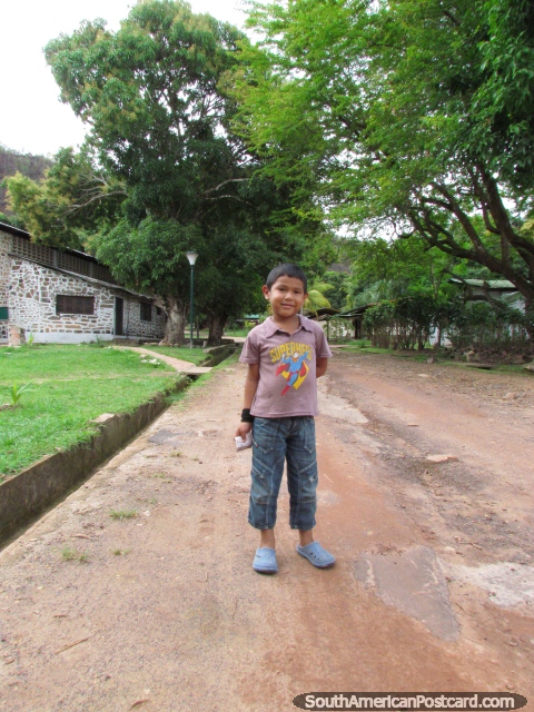 Um rapaz local de Canaima com uma camiseta de superheri sorri para um quadro. (480x640px). Venezuela, Amrica do Sul.