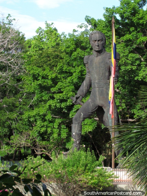 Vista del frente del primer plano de la estatua más grande de Simon Bolivar en Ciudad Bolivar. (480x640px). Venezuela, Sudamerica.