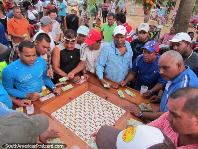 Os habitantes locais jogam um jogo pelo dinheiro em Mochima. (640x480px). Venezuela, América do Sul.