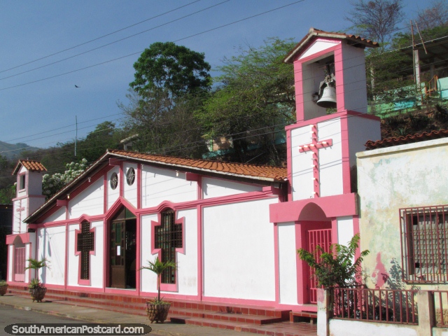 La iglesia rosada y blanca mona en Mochima. (640x480px). Venezuela, Sudamerica.