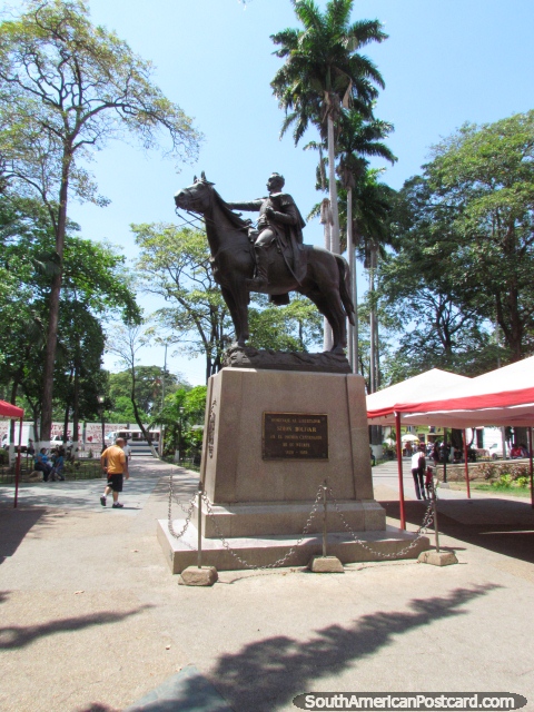 Praça Bolivar com monumento em Barcelona. (480x640px). Venezuela, América do Sul.