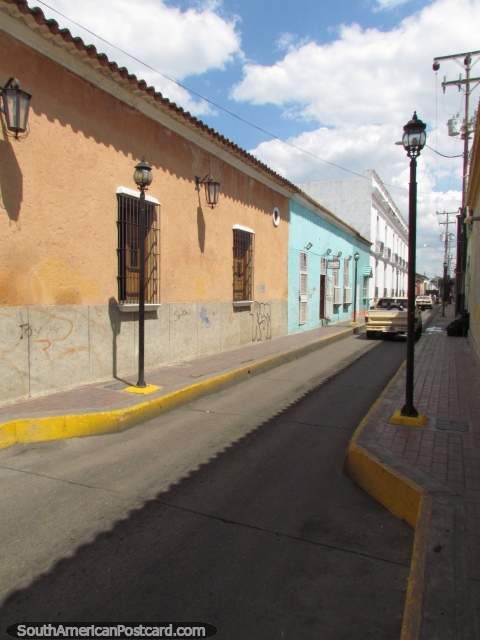 Una calle colonial y edificios en Barcelona. (480x640px). Venezuela, Sudamerica.