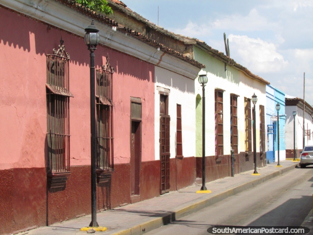 Faroles y edificios coloreados en una calle en Barcelona. (640x480px). Venezuela, Sudamerica.