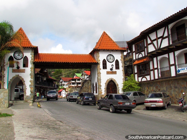 As 2 torres de relógio na entrada em Colônia Tovar, a Alemanha e hora local. (640x480px). Venezuela, América do Sul.