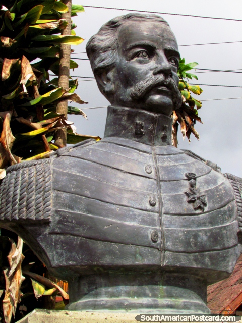 El coronel Agustin Codazzi (1793-1859) busto en Colonia Tovar, traz un mapa de Venezuela. (480x640px). Venezuela, Sudamerica.