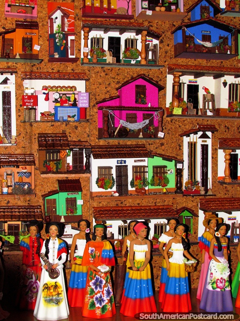 Bonecas venezuelanas e pequenas casas, loja de lembrana, Colnia Tovar. (480x640px). Venezuela, Amrica do Sul.