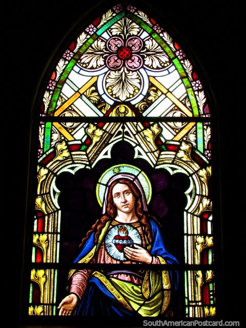 La figura religiosa de sexo femenio represent en una vidriera de colores en iglesia en la Colonia Tovar. (480x640px). Venezuela, Sudamerica.