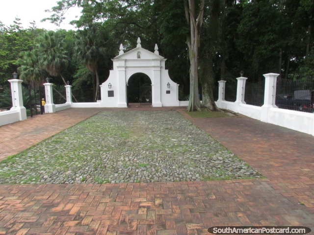 A entrada em arco do museu do parque 'El Fuerte' em San Felipe. (640x480px). Venezuela, América do Sul.