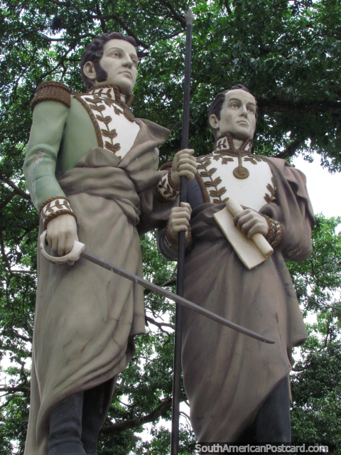 Estátuas dos generais Simon Bolivar e Antonio Jose de Sucre em San Felipe. (480x640px). Venezuela, América do Sul.