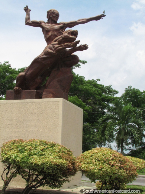 O monumento Indio Yaracuy em San Felipe junto do terminal de nibus. (480x640px). Venezuela, Amrica do Sul.