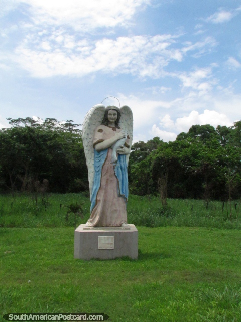Um enorme anjo com monumento de asas perto de San Felipe. (480x640px). Venezuela, América do Sul.