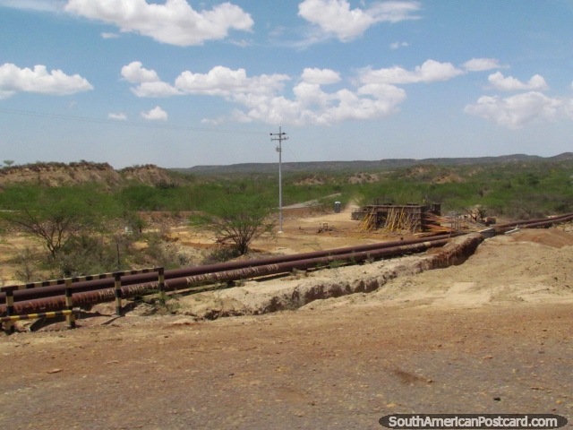 Os oleodutos de leo espalham o terreno entre Dabajuro e Coro. (640x480px). Venezuela, Amrica do Sul.