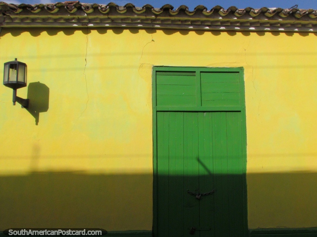 Porta de madeira verde e uma parede amarela com uma iluminao de rua em Coro. (640x480px). Venezuela, Amrica do Sul.