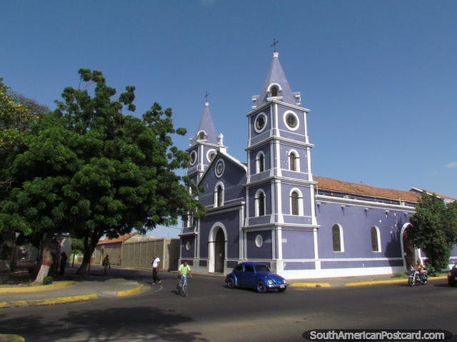 Iglesia morada con 2 torres Plaza Linares de enfrente en Coro. (640x480px). Venezuela, Sudamerica.