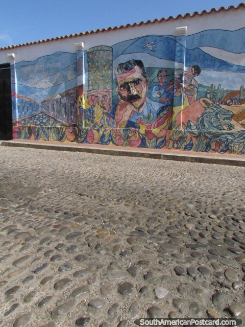 Mural de parede de um homem em uma rua de pedra arredondada em Coro. (480x640px). Venezuela, América do Sul.