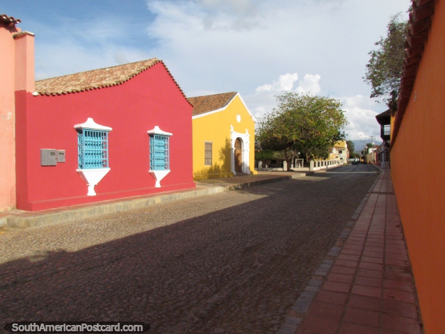Andando atrás em Coro central edifïcios brilhantes com muita cor pintados passados de vermelho e amarelo. (640x480px). Venezuela, América do Sul.