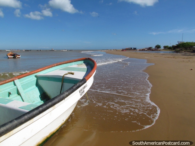 Uma manhã tranquila na praia em La Vela de Coro, barcos de pesca na areia, ninguém em volta. (640x480px). Venezuela, América do Sul.