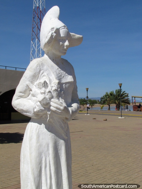 Estatua blanca de una mujer fuera de la iglesia en La Vela de Coro. (480x640px). Venezuela, Sudamerica.