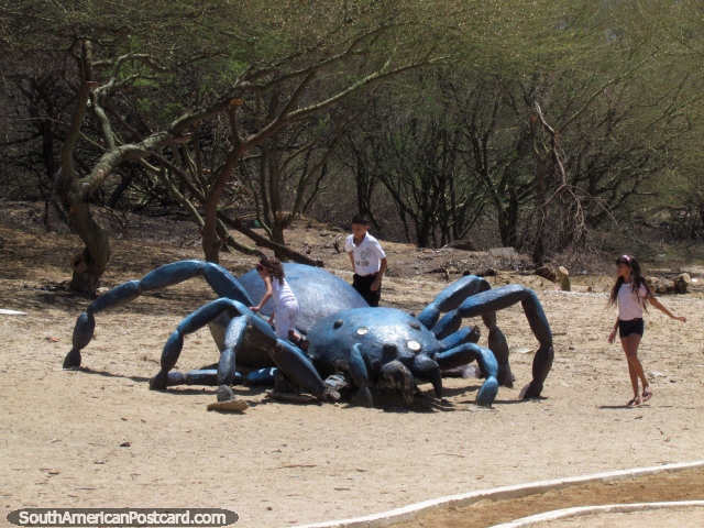 As crianas tiram proveito de um monumento de aranha gigantesco em um parque em Coro. (640x480px). Venezuela, Amrica do Sul.