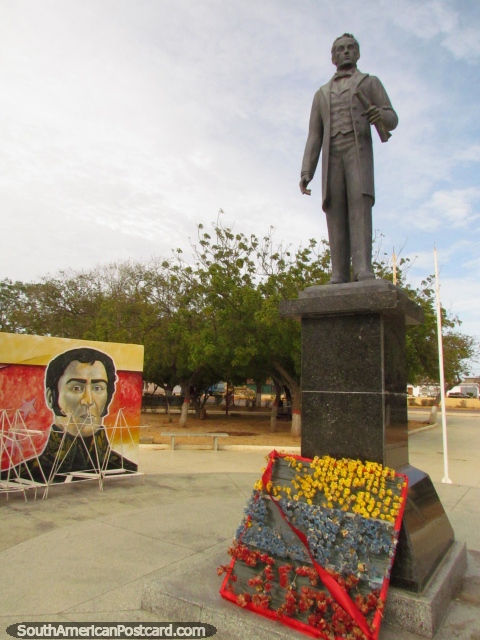 Flores en colores Venezolanos con estatua y pintura mural en Plaza Bolivar en Punto Fijo. (480x640px). Venezuela, Sudamerica.