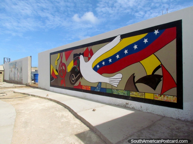 Una pintura mural cultural Venezolana con colores nacionales y una ave blanca en Punto Fijo. (640x480px). Venezuela, Sudamerica.
