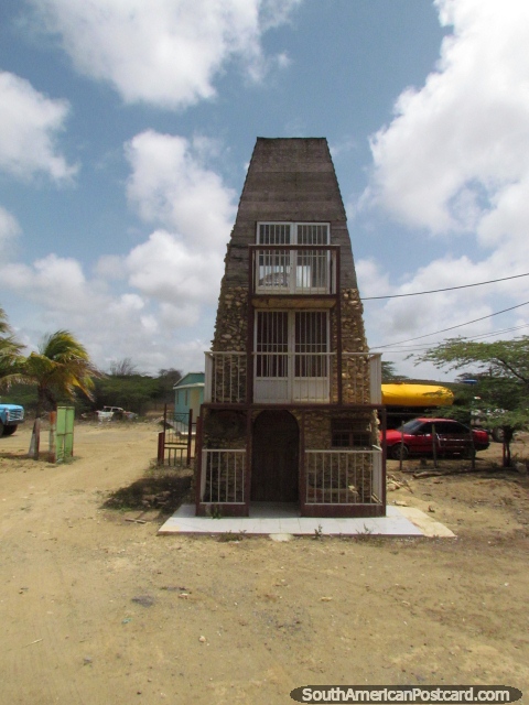 Uma casa escassa de 3 andares feitos de pedra e madeira perto de Pueblo Nuevo. (480x640px). Venezuela, América do Sul.