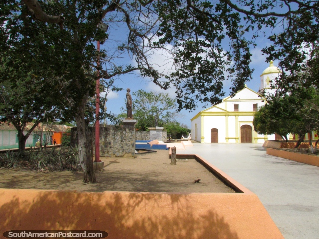 La plaza y iglesia en Pueblo Nuevo. (640x480px). Venezuela, Sudamerica.
