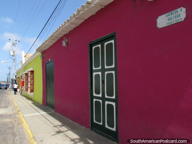 Algumas paredes coloridas, janelas e portas em uma rua em Pueblo Nuevo. (640x480px). Venezuela, América do Sul.