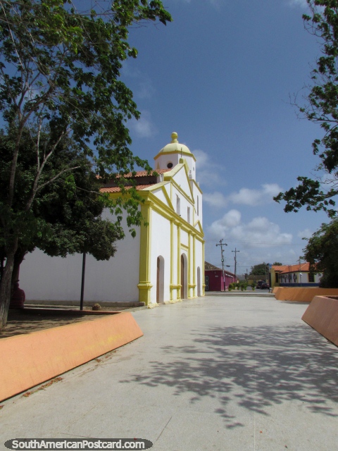 A igreja e praça pública em Pueblo Nuevo, não muito mais para ver. (480x640px). Venezuela, América do Sul.